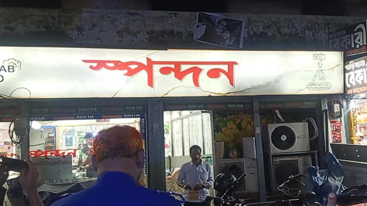 নিষিদ্ধ আওয়ামী লীগ কার্যালয়ে শেখ মুজিব ও শেখ হাসিনার ছবি টাঙানো