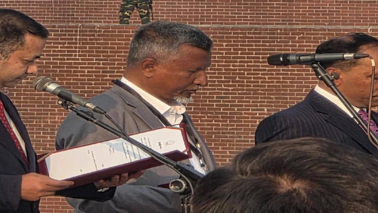 জনপ্রশাসন প্রতিমন্ত্রী হিসেবে শপথ নিলেন আব্দুল বারী