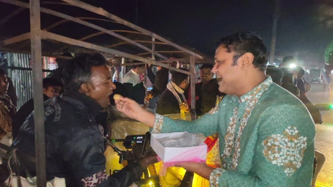 দুলু'কে মন্ত্রী করায় হাতীবান্ধায় মিষ্টি বিতরণ
