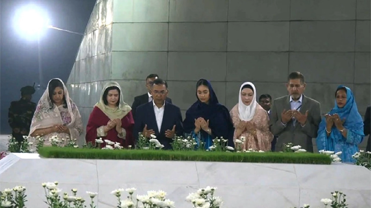 বাবা-মায়ের কবর জিয়ারত করলেন প্রধানমন্ত্রী তারেক রহমান