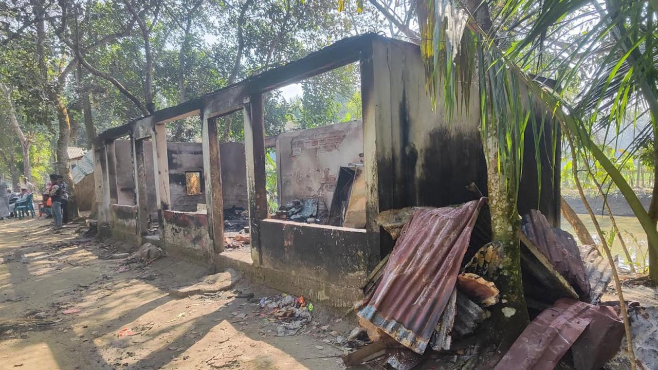 আগুনে পুড়ছে দোকান