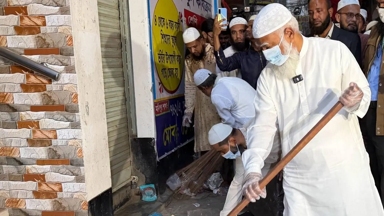 ফজরের নামাজের পরই সড়ক পরিষ্কারে নামলেন বিরোধীদলীয় নেতা