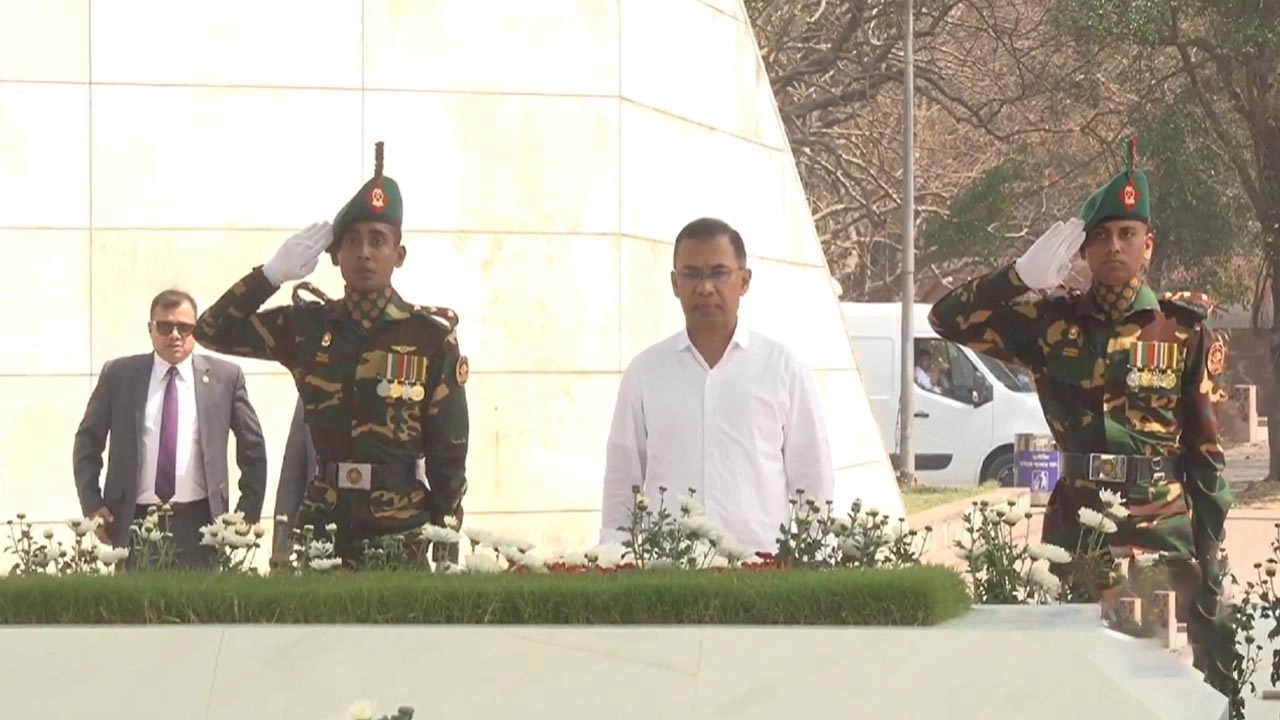 ফুল দিয়ে শ্রদ্ধা জানান প্রধানমন্ত্রী তারেক রহমান