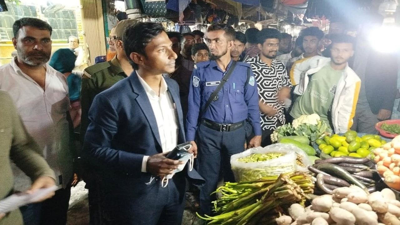 মতলব উত্তরে ছেংগারচর বাজারে নিত্যপণ্যের মূল্য নিয়ন্ত্রণে মোবাইল কোর্ট পরিচালনা করছেন এক্সিকিউটিভ ম্যাজিস্ট্রেট মো. রহমত উল্লাহ।