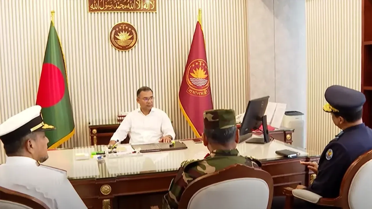 প্রধানমন্ত্রী তারেক রহমানের সঙ্গে সৌজন্য সাক্ষাৎ করেছেন তিন বাহিনীর প্রধানরা