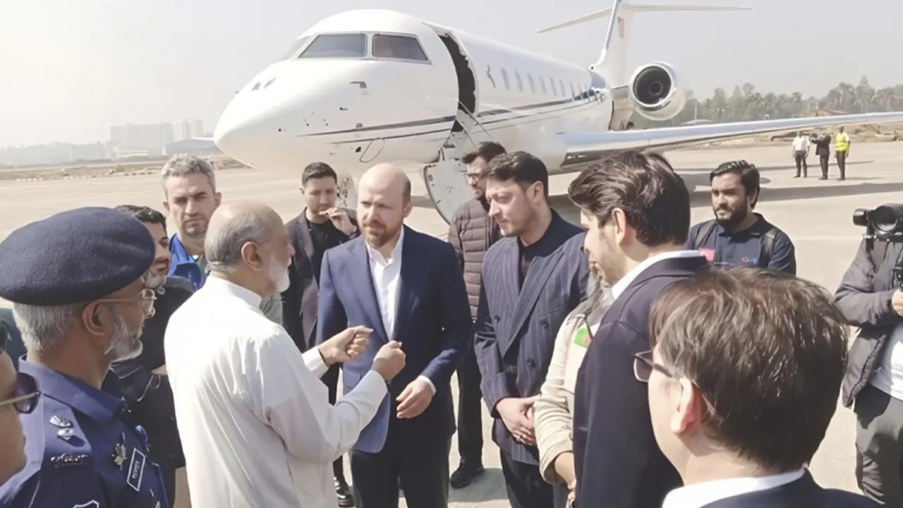 কক্সবাজারে মেসুত ওজিল ও এরদোয়ান পুত্র