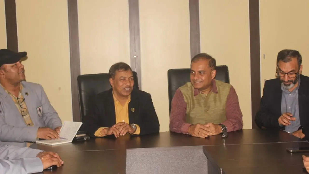 ভারতীয় সহকারী হাই কমিশনের সহকারী হাই কমিশনার অনিরুদ্ধ দাস কথা বলেন