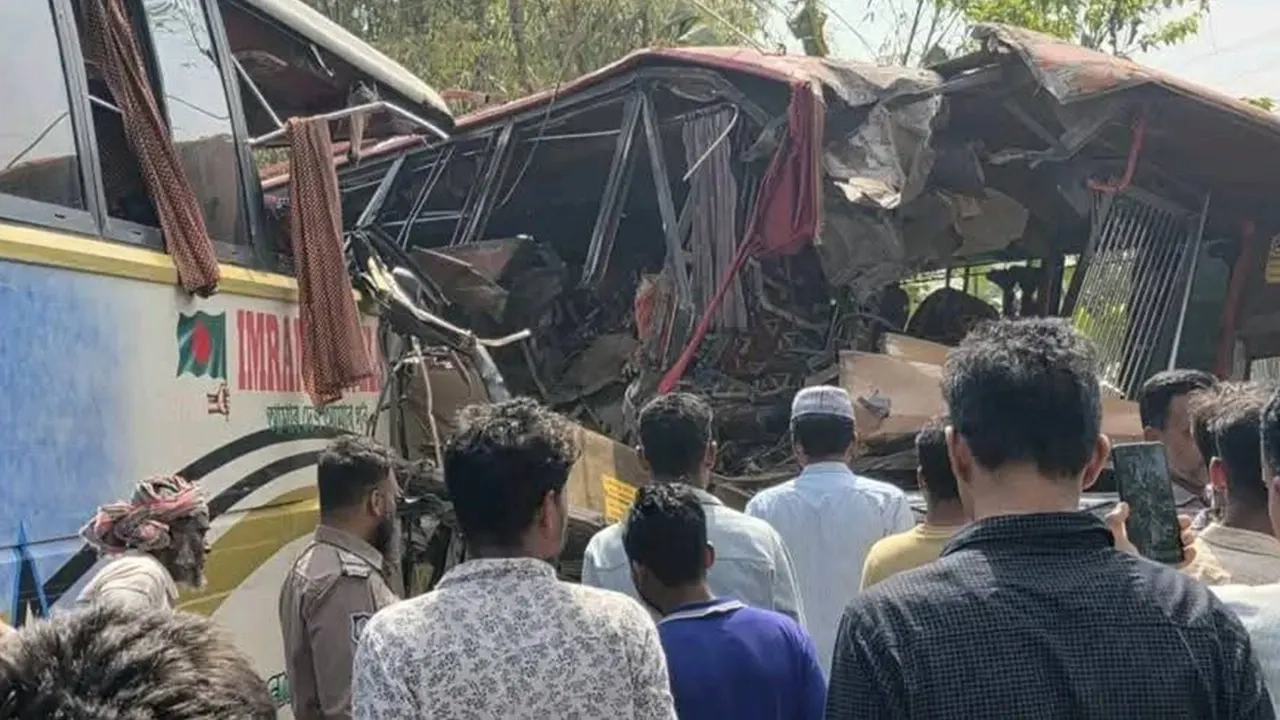 মাদারীপুরে বাসের মুখোমুখি সংঘর্ষে নিহত ২