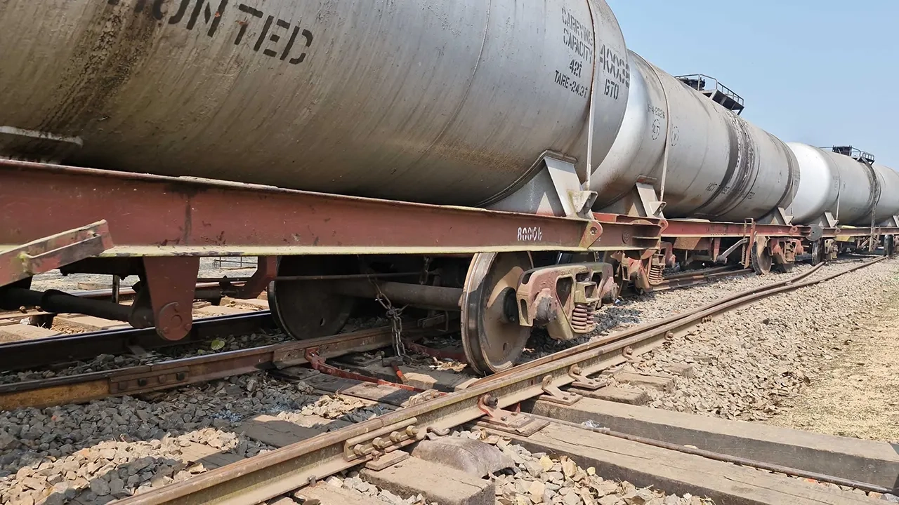 চাঁপাইনবাবগঞ্জে তেলবাহী ট্রেন লাইনচ্যুত