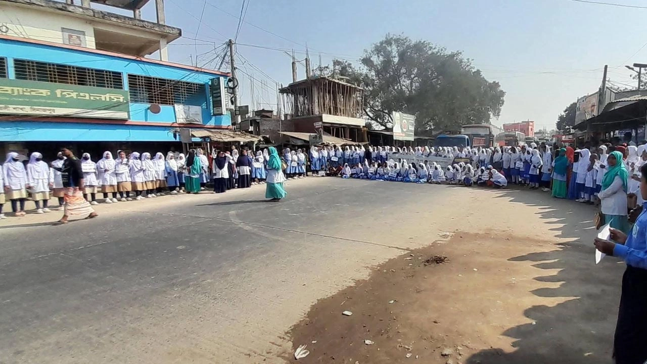 দিনাজপুর-গোবিন্দগঞ্জ মহাসড়ক অবরোধ করেছেন শিক্ষার্থী, শিক্ষক ও স্থানীয়রা