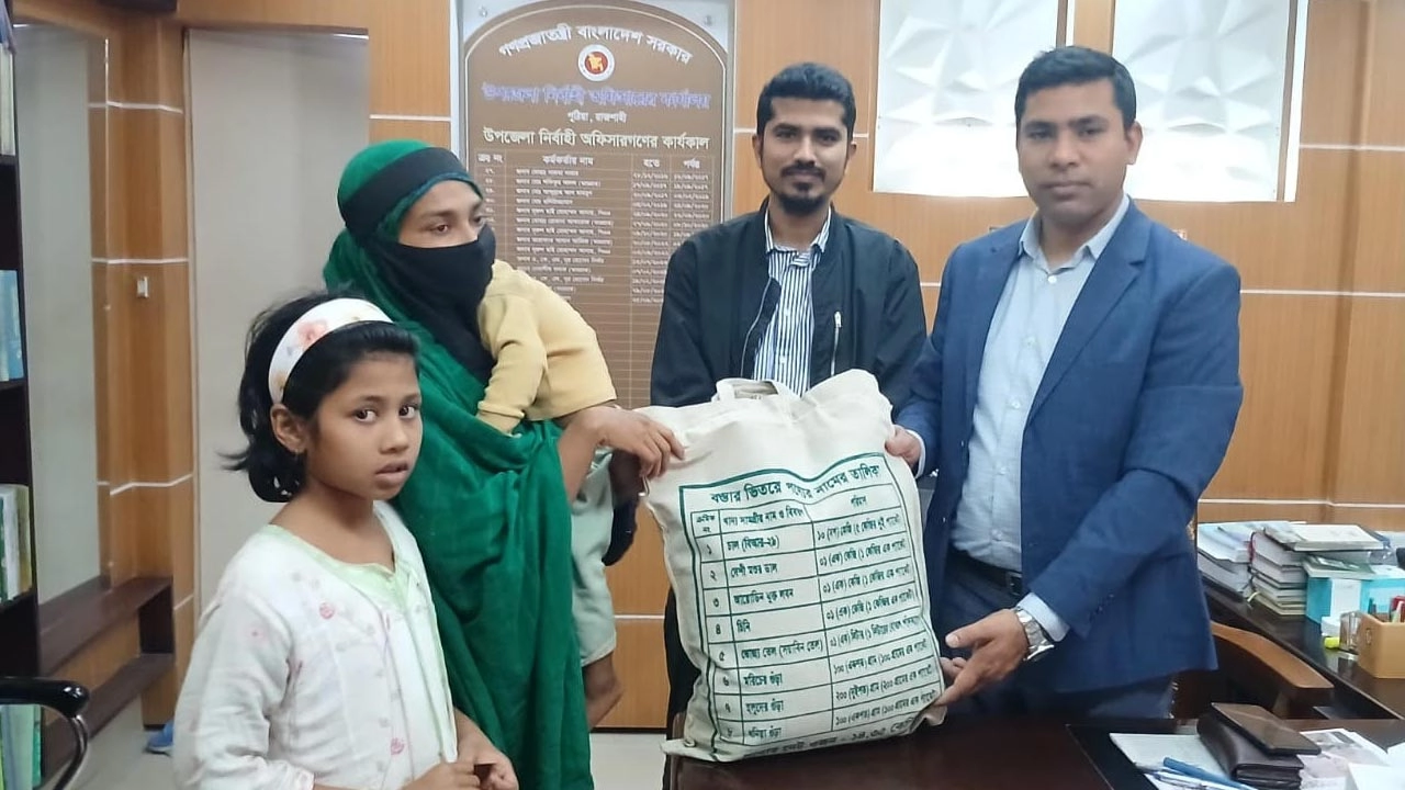 খাদ্যসামগ্রী ও প্রয়োজনীয় সহায়তা তুলে দেন পুঠিয়া ইউএনও লিয়াকত সালমান