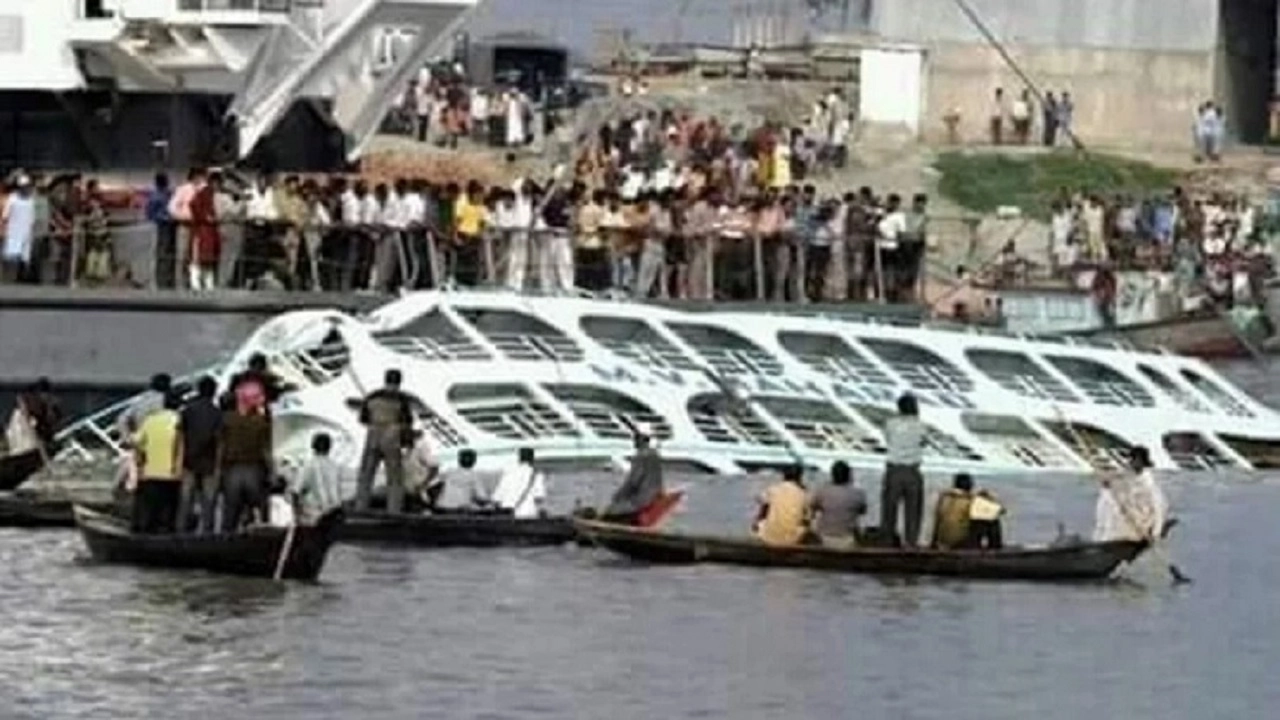 কালবৈশাখী ঝড়ে উল্টে যাওয়া এমভি মহারাজ লঞ্চ