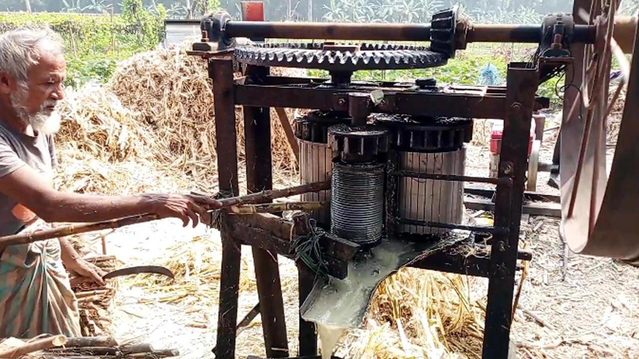 আখ থেকে রস বের করা হচ্ছে