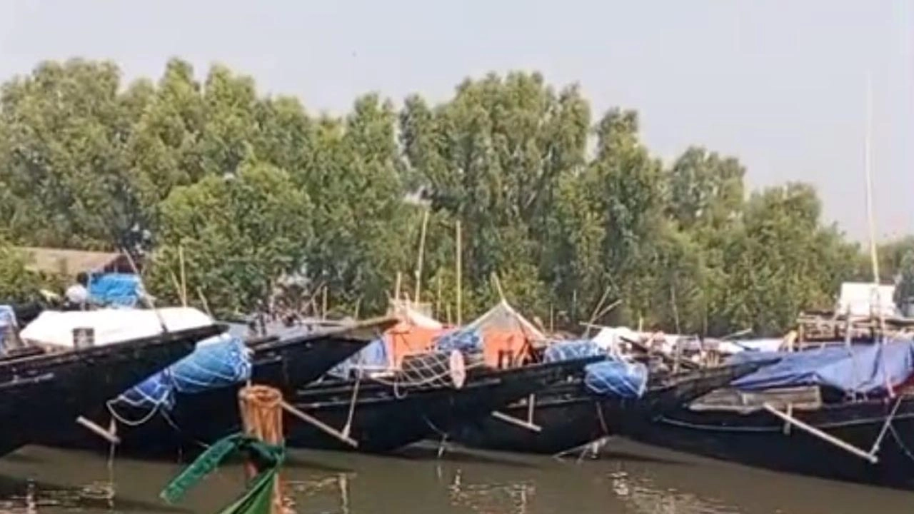 সুন্দরবনে বনদস্যু আতঙ্কে মাছ ধরা বন্ধ