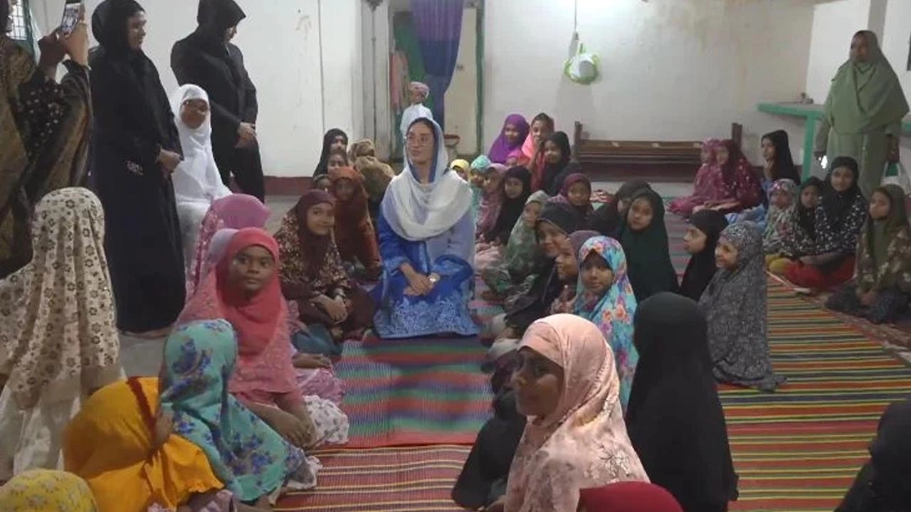 মাদ্রাসার শিক্ষার্থীদের সঙ্গে জাইমা রহমান