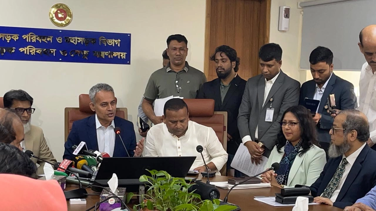 ব্রিফিংয়ে কথা বলছেন সড়ক পরিবহন ও যোগাযোগ মন্ত্রী শেখ রবিউল আলম