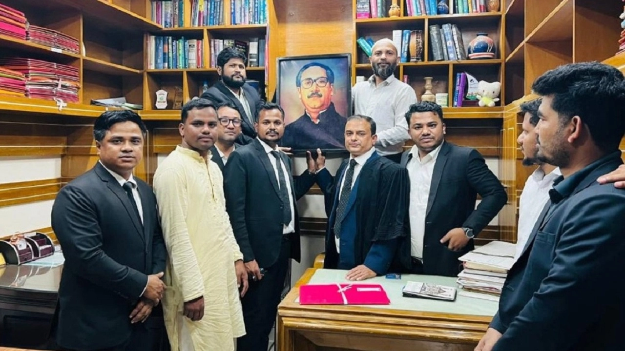 একটি ব্যক্তিগত চেম্বারে আবারও টাঙানো হয়েছে শেখ মুজিবুর রহমানের প্রতিকৃতি