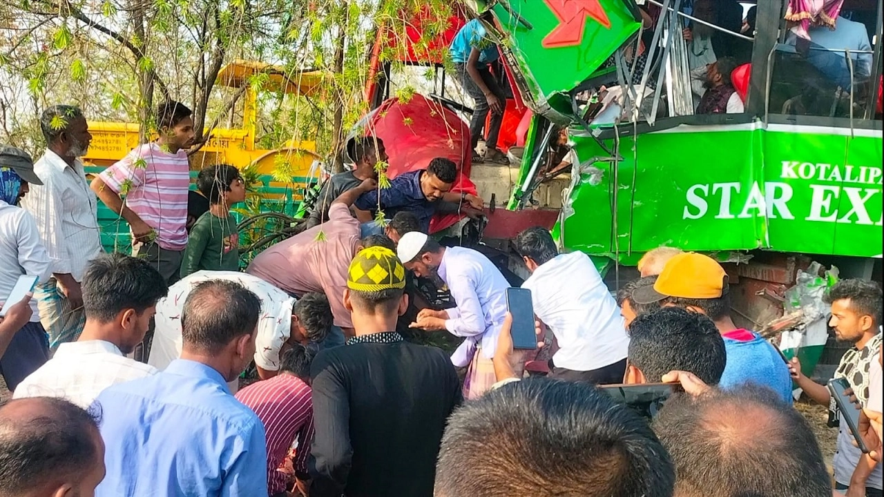 নাওডোবা গোলচত্বর এলাকায় দুই বাসের সংঘর্ষ