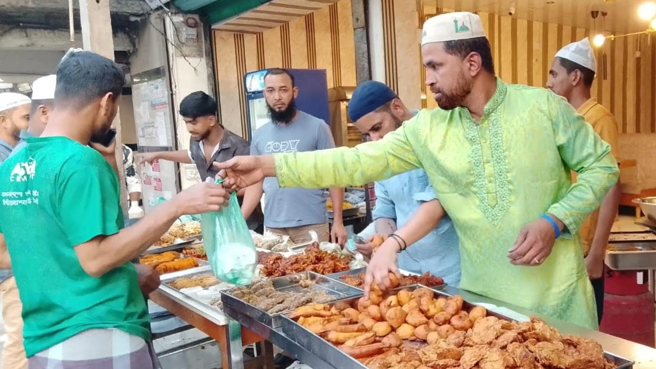 রমজানের প্রথম দিনে মতলব উত্তরের ছেংগারচর বাজারে ইফতার সামগ্রী কিনতে ক্রেতাদের ভিড়। ছবি: এনপিবি