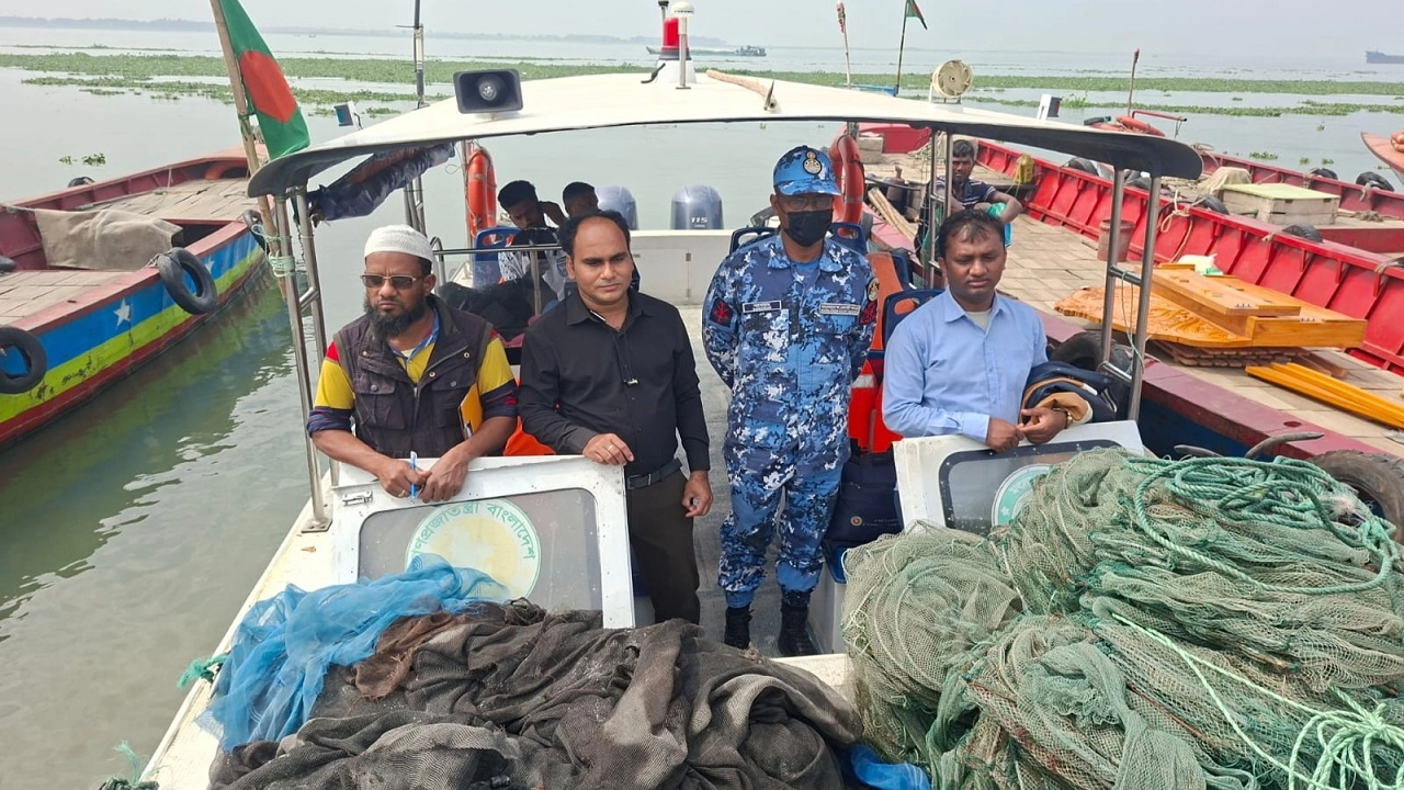 বিশেষ কম্বিং অপারেশন পরিচালনা করেন মৎস্য কর্মকর্তা বিজয় কুমার দাস  