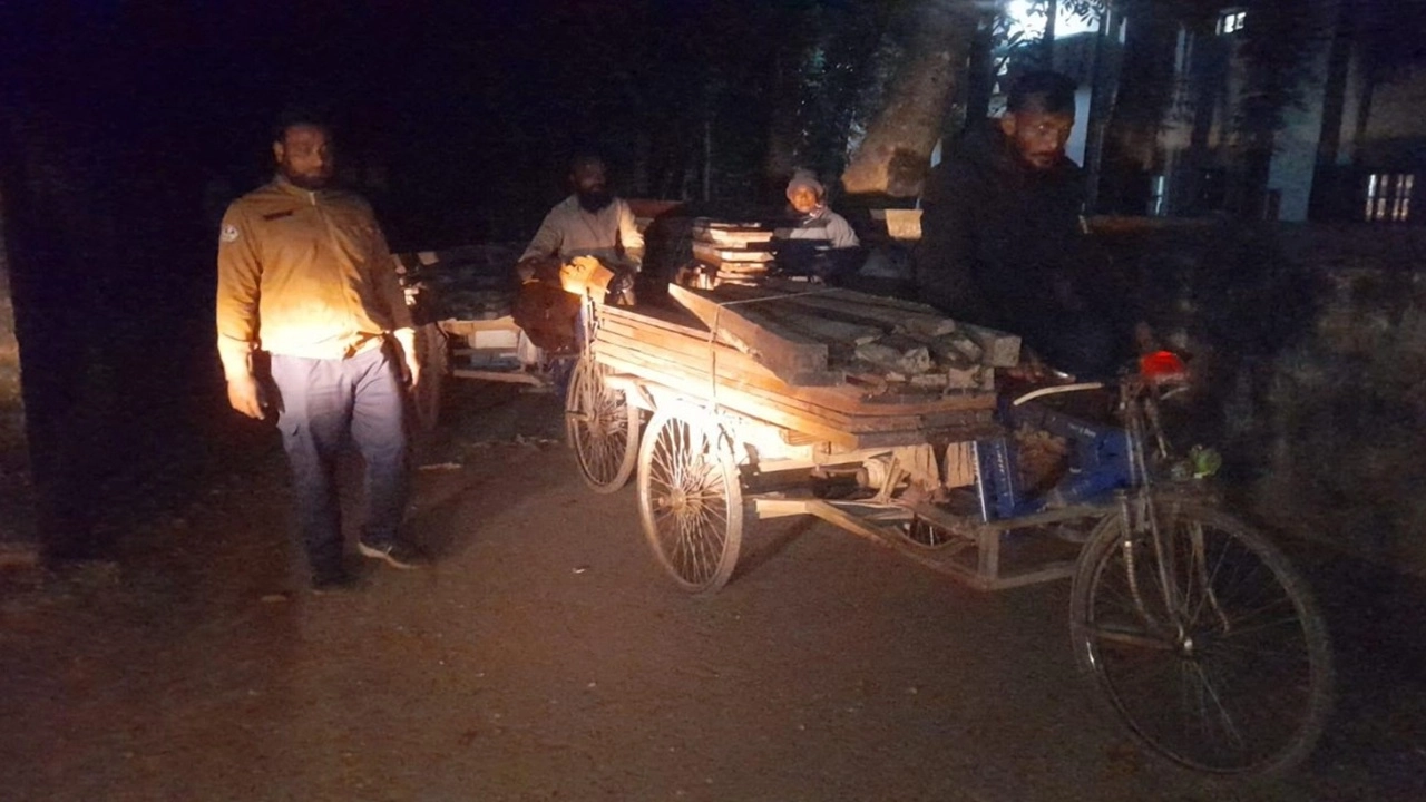 পার্বতীপুরে অভিযান চালিয়ে বিপুল সংখ্যক রেলওয়ের স্লিপার উদ্ধার করেছে রেলওয়ে নিরাপত্তা বাহিনী