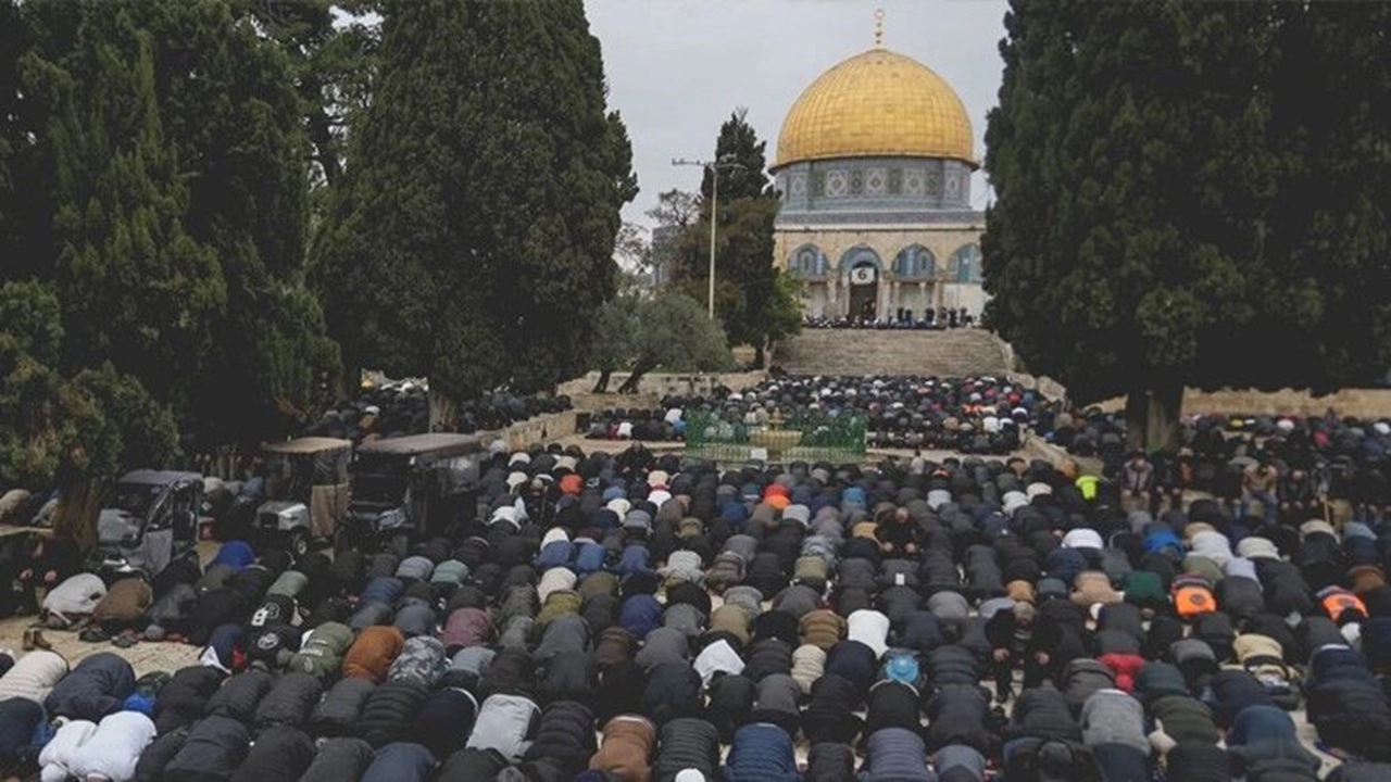 ১০ হাজার ফিলিস্তিনিকে আল-আকসায় জুমার নামাজ আদায়ের অনুমতি দেবে ইসরাইল