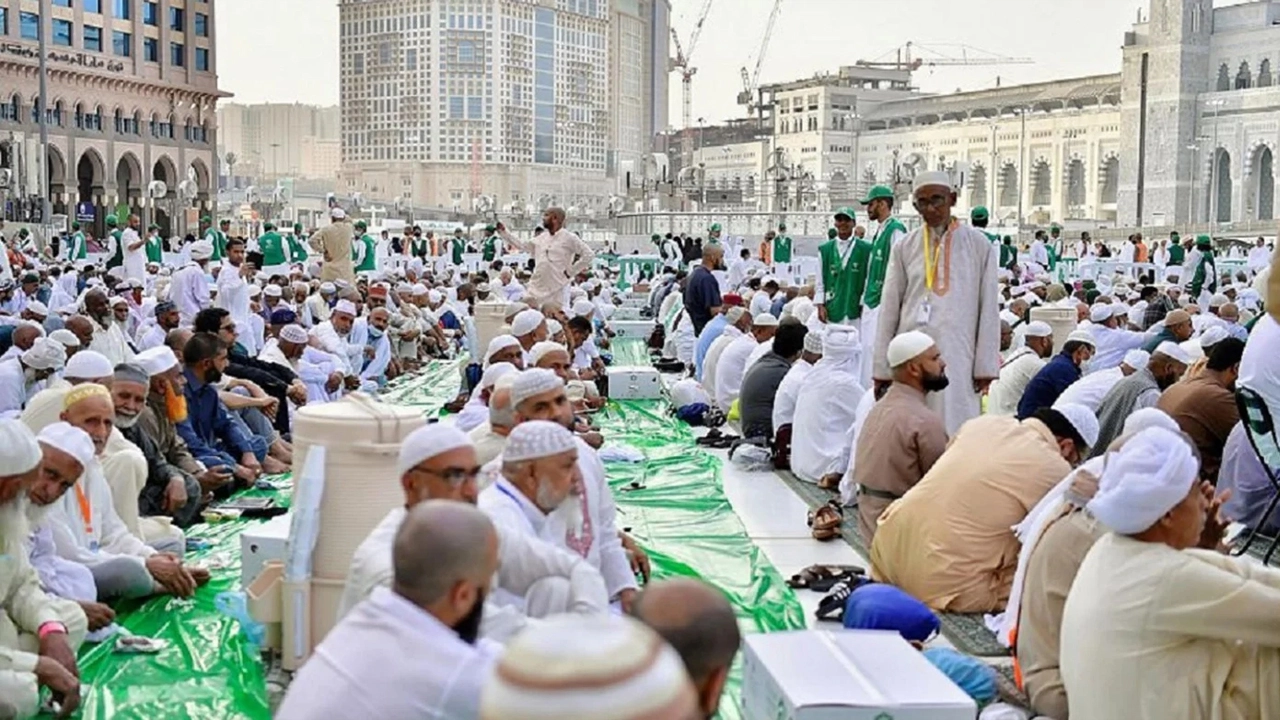 বিশ্বের সবচেয়ে বড় ইফতারের আয়োজন মক্কায় 