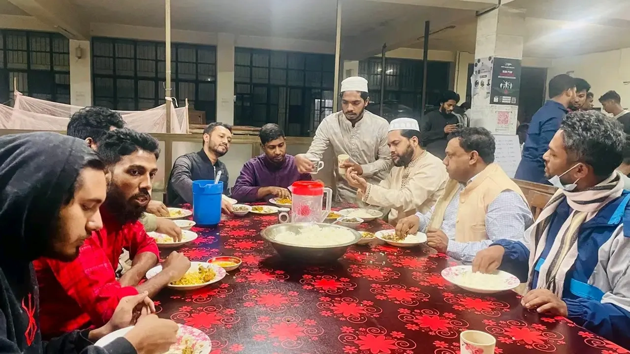 শিক্ষার্থীদের সঙ্গে আবাসিক হলে সেহরি খেলেন নোবিপ্রবি উপাচার্য