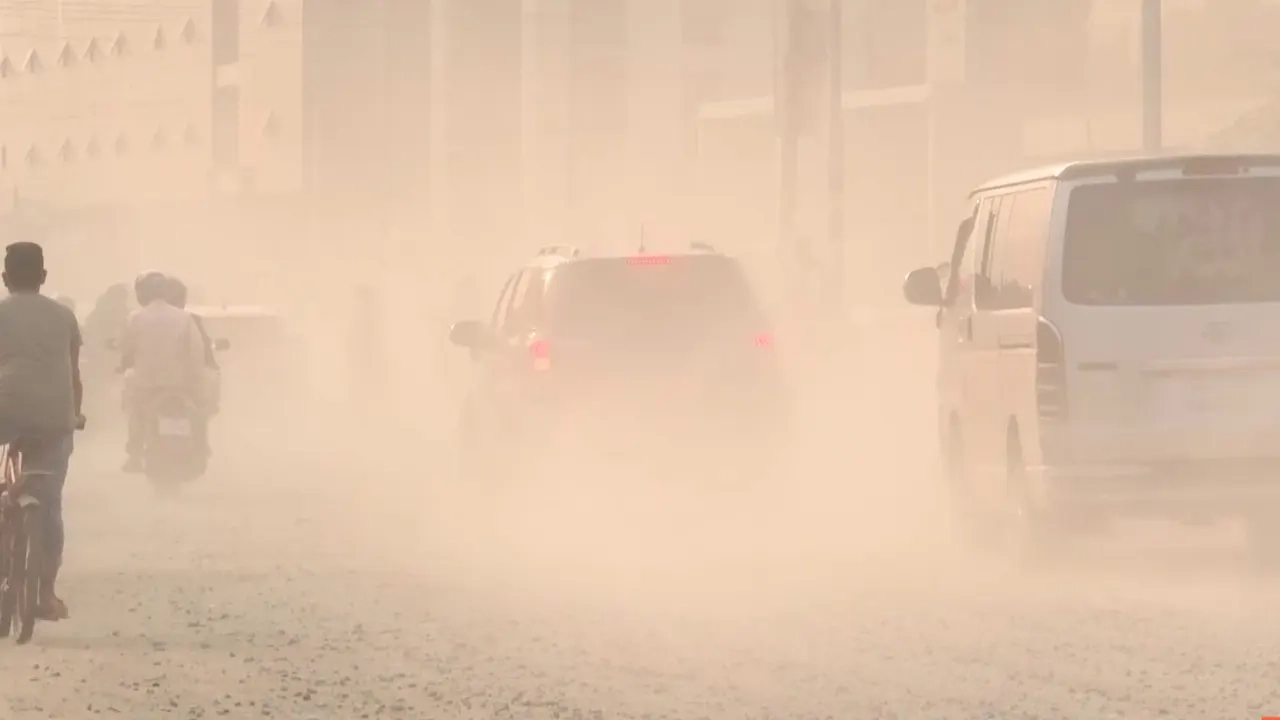 বিশ্বের দূষিত শহরের মধ্যে শীর্ষে লাহোর, ঢাকার অবস্থান কত?