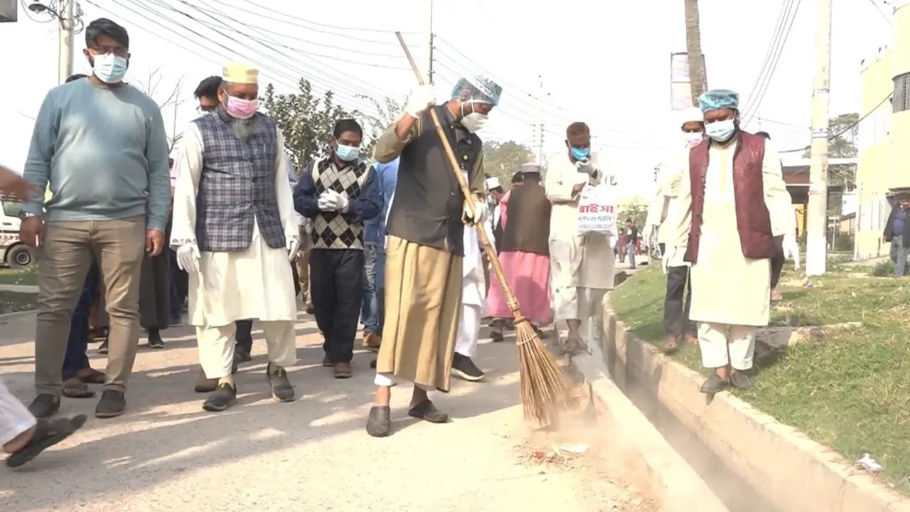 কুষ্টিয়ায় হাসপাতাল পরিষ্কার কাজে মুফতি আমির হামজা