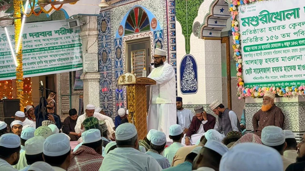 বাৎসরিক ওরশ মোবারকে বক্তব্য দিচ্ছেন হাফেজ মাওলানা মুফতি সাইফুজ্জামান