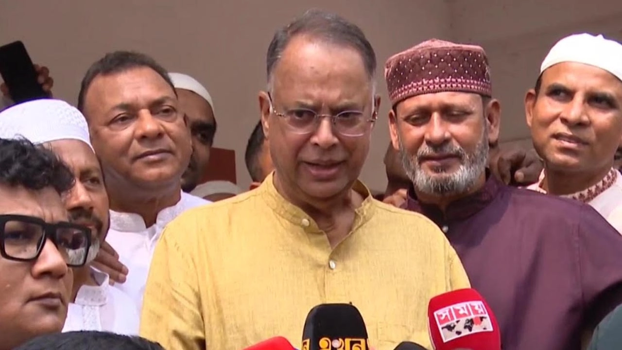 গণমাধ্যমকর্মীদের সামনে বক্তব্য দিচ্ছেন বিদ্যুৎ, জ্বালানি ও খনিজ সম্পদ মন্ত্রী ইকবাল হাসান মাহমুদ টুকু