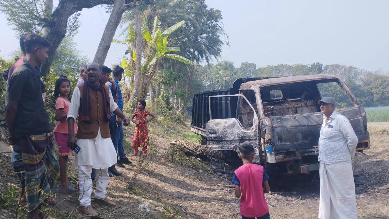 গরু চোরদের ফেলে যাওয়া ট্রাক পুড়িয়ে দিয়েছে গ্রামবাসী