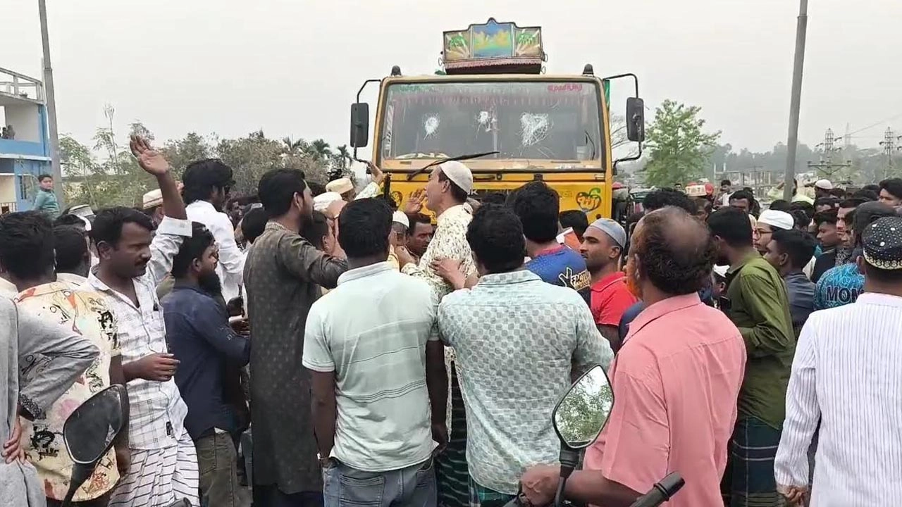 স্থানীয়রা সড়ক অবরোধ করে রাখে এবং গাড়ি ভাংচুরের চেষ্টা করে