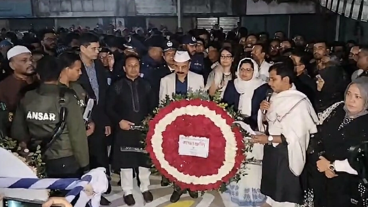 শহীদ মিনারে ভাষা শহীদদের প্রতি শ্রদ্ধা