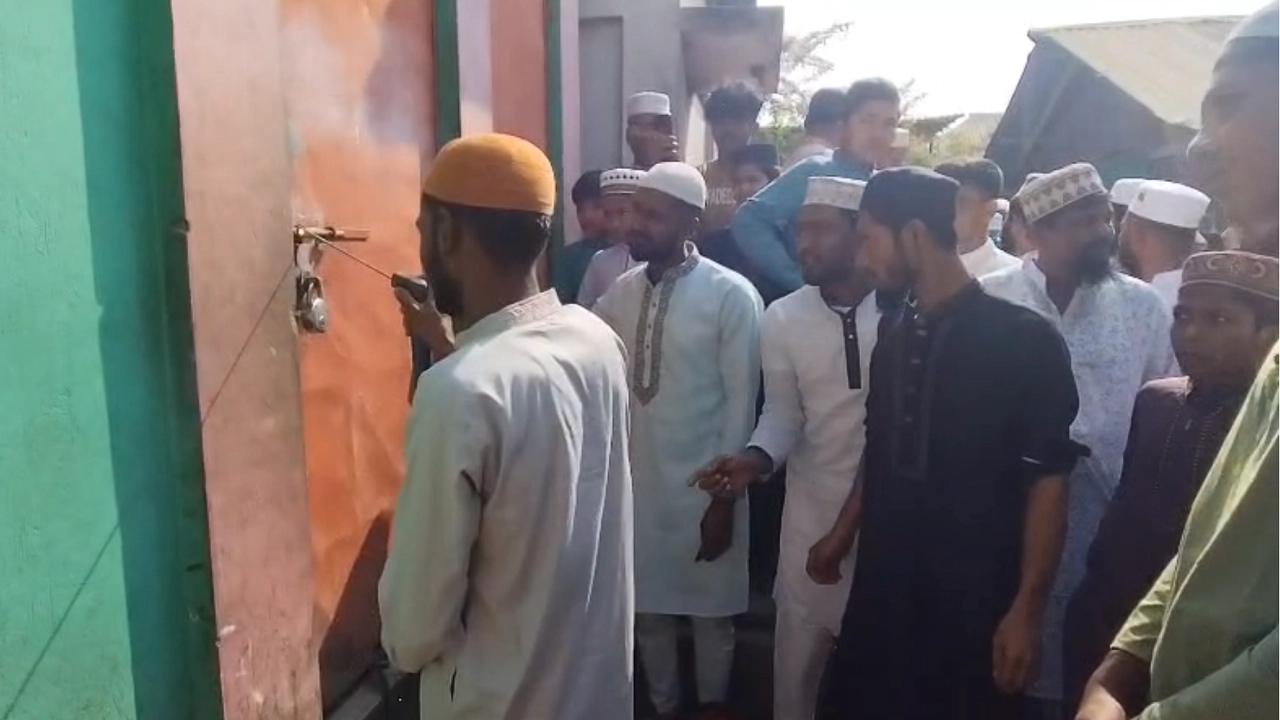 দরজায় ওয়েল্ডিং করে মদ বিক্রি বন্ধ করে দিচ্ছেন ক্ষুব্ধ মুসল্লিরা