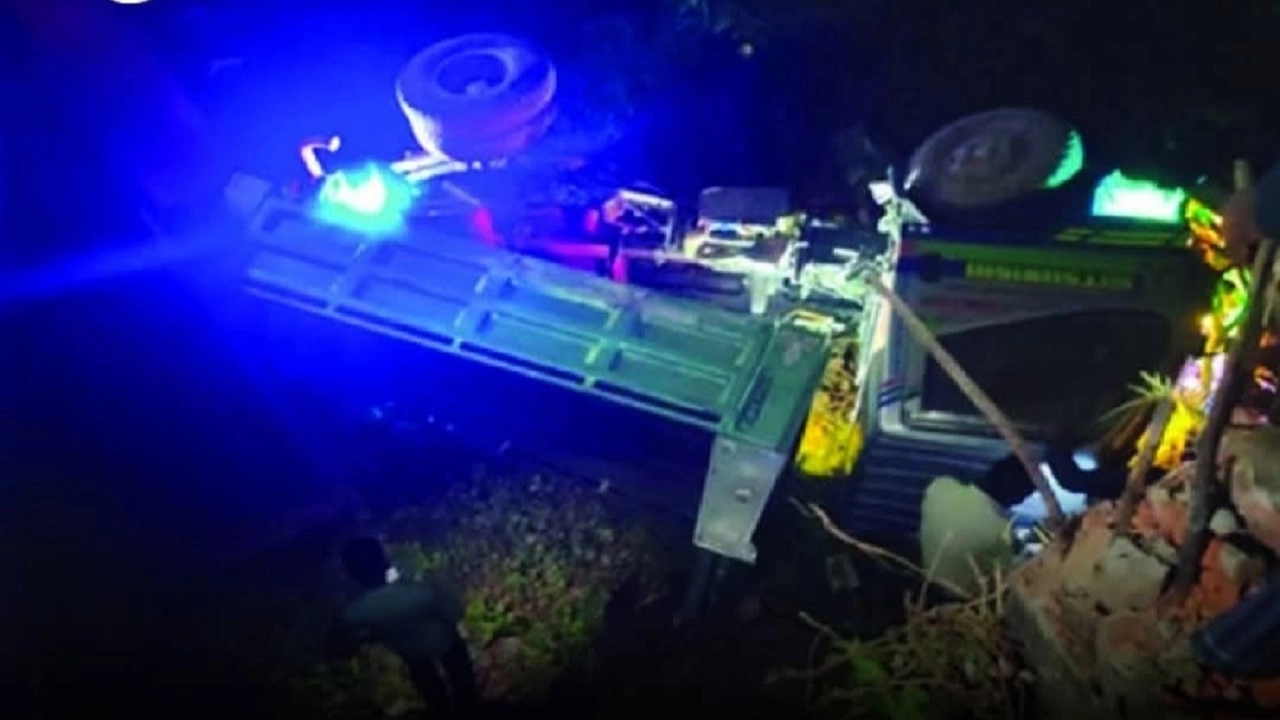 দুর্ঘটনা কবলিত ট্রাক