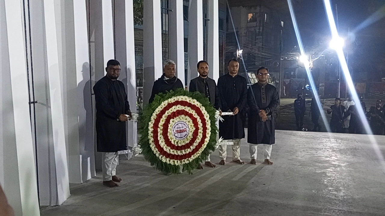 একুশের প্রথম প্রহরে ভাষা শহীদদের প্রতি শ্রদ্ধা