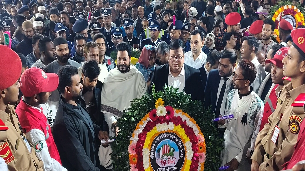 ভাষা শহীদদের শ্রদ্ধা জানাতে জনতার ঢল