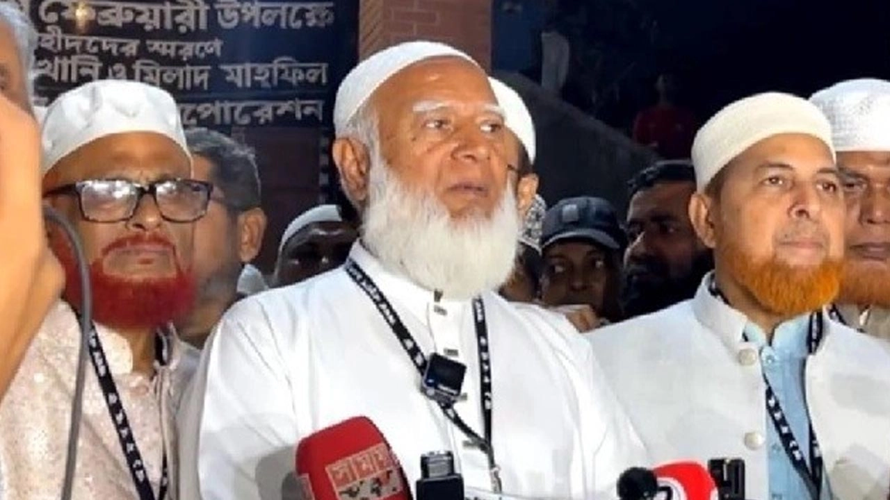 সাংবাদিকদের সঙ্গে কথা বলছেন জামায়াত আমির ড. শফিকুর রহমান