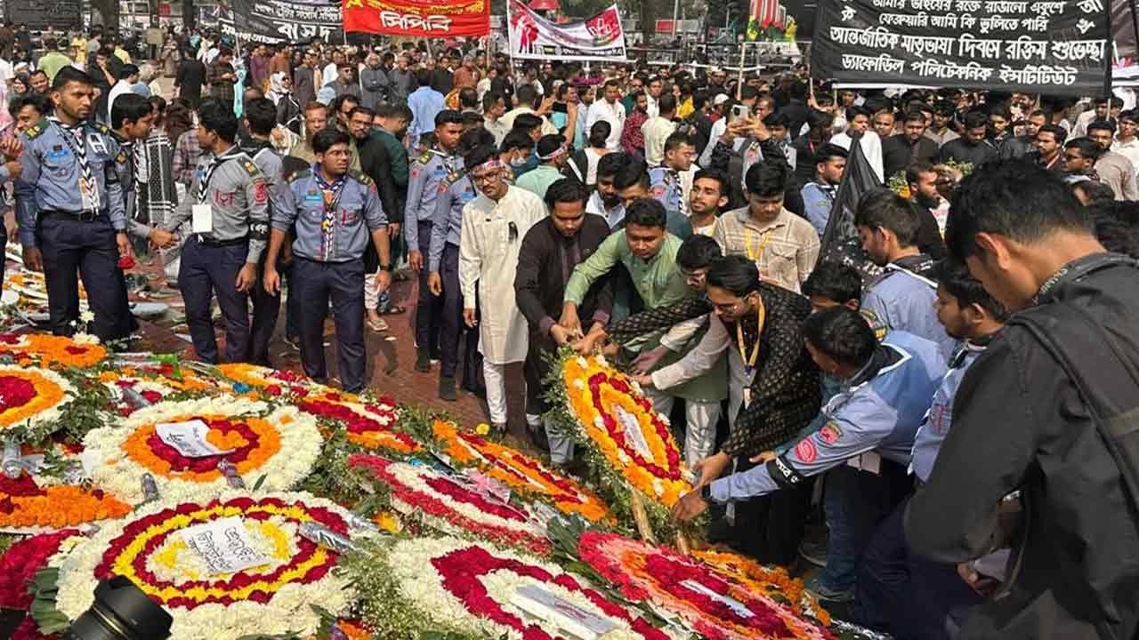 কেন্দ্রীয় শহীদ মিনারে ভাষা আন্দোলনের বীর শহীদদের প্রতি গভীর শ্রদ্ধা নিবেদন করছেন সর্বস্তরের মানুষ