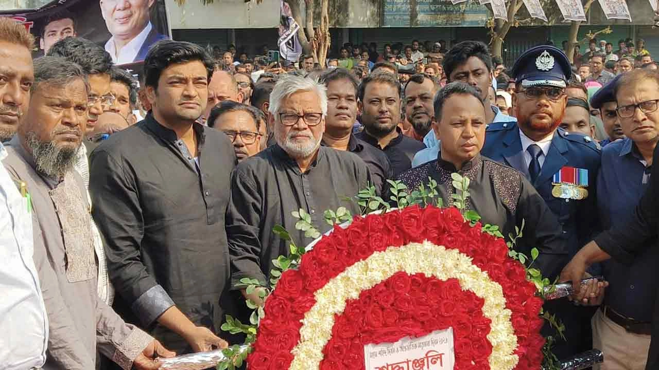 কেরানীগঞ্জ উপজেলা কেন্দ্রীয় শহীদ মিনারে ভাষা শহীদদের প্রতি আমানউল্লাহ আমানের শ্রদ্ধা
