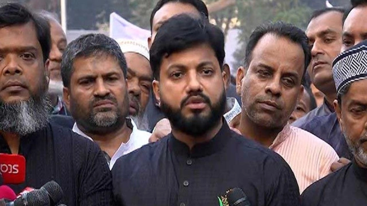 সাংবাদিকদের সঙ্গে কথা বলছেন মুক্তিযুদ্ধ বিষয়ক প্রতিমন্ত্রী ইশরাক হোসেন