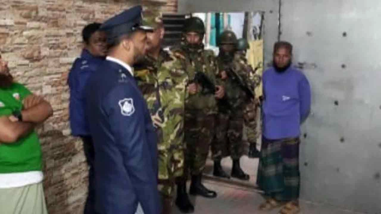 রোমান জুটমিলের মালিক মোহাম্মদ আলীর বাড়িতে ককটেল বিস্ফোরণ