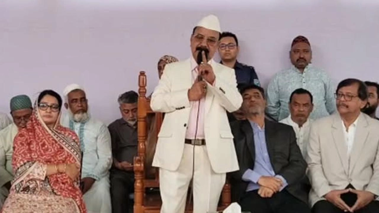 বক্তব্য দিচ্ছেন গয়েশ্বর চন্দ্র রায়