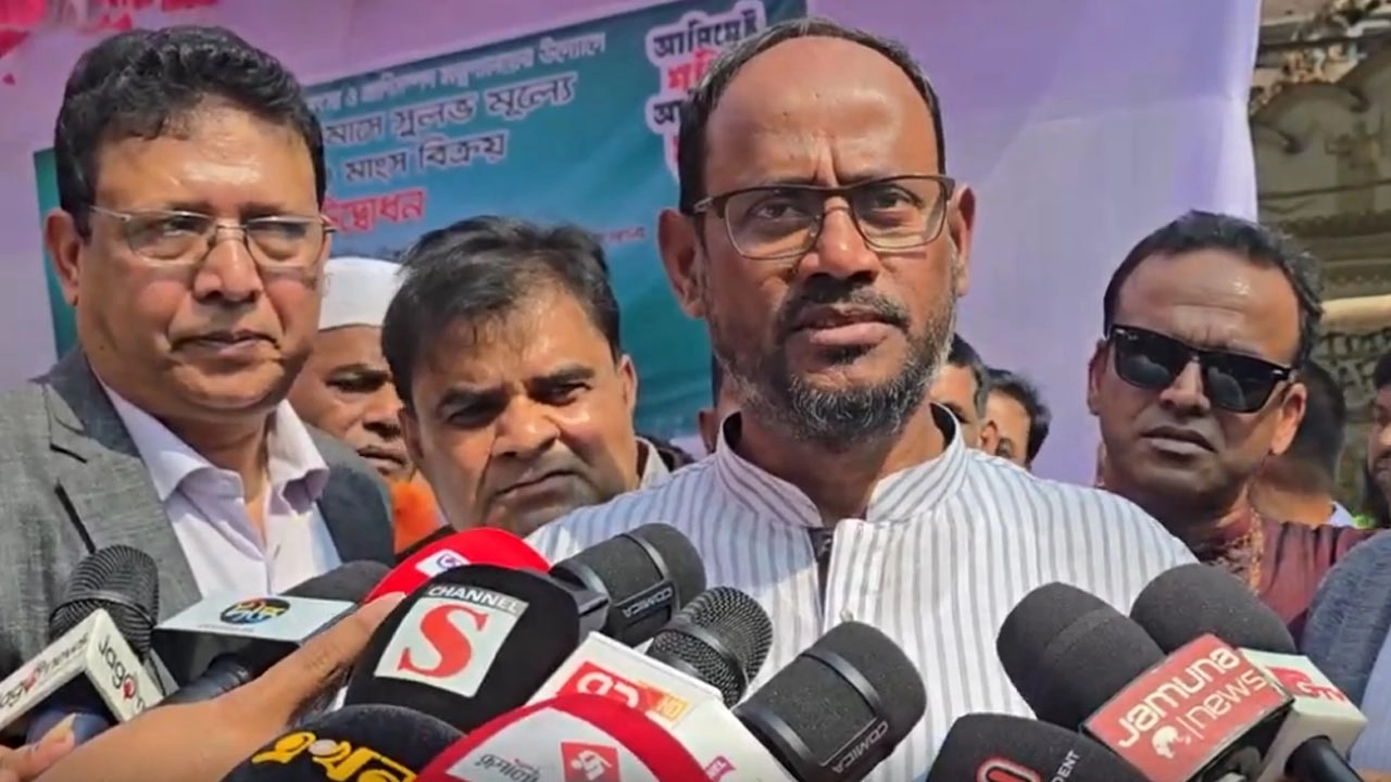 সাংবাদিকদের সঙ্গে কথা বলছেন খাদ্য মন্ত্রণালয়ের প্রতিমন্ত্রী সুলতান সালাউদ্দিন টুকু