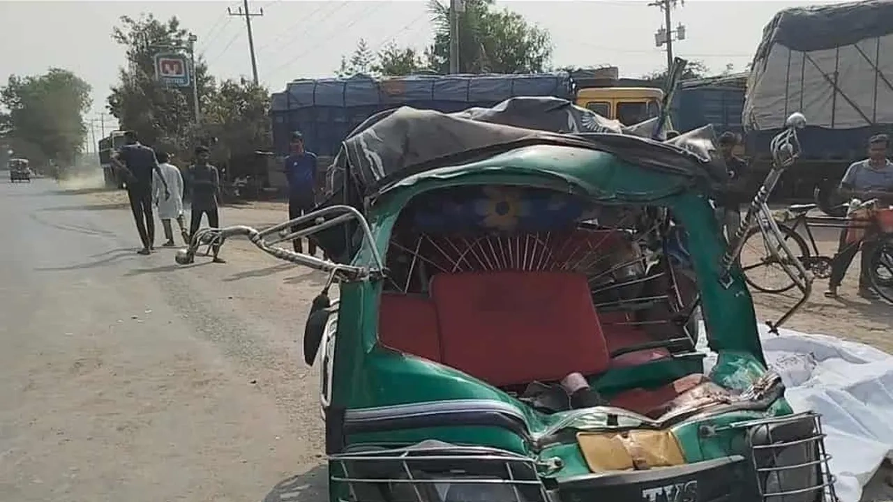 ক্ষতিগ্রস্ত সিএনজি চালিত অটোরিকশা