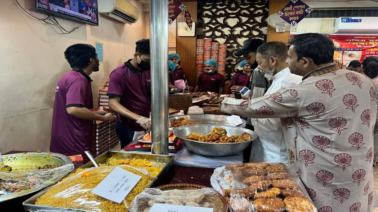 বেইলি রোডে ইফতার বাজার 