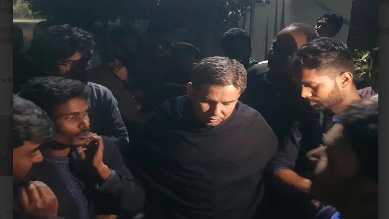 মধ্যরাতে উপাচার্যের বাসভবনের সামনে ক্লাব প্রতিনিধিদের অবস্থান, উপাচার্যের আশ্বাসে তিন ঘণ্টা পর ফিরল