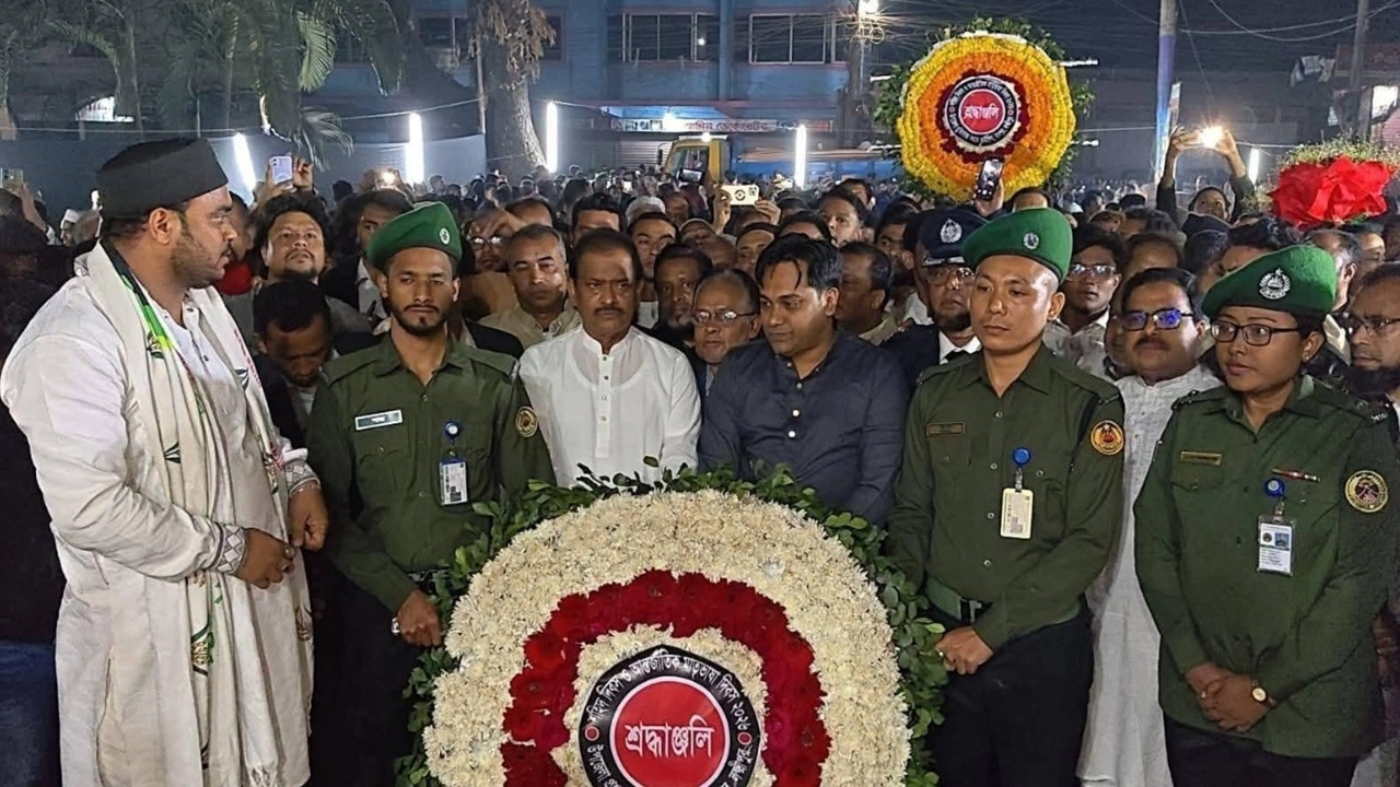 শহীদ মিনারে চারবারের এমপির শ্রদ্ধা